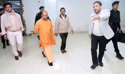 कार्य में लाएं तेजी, गुणवत्ता का रखें विशेष ध्यान : सीएम योगी
