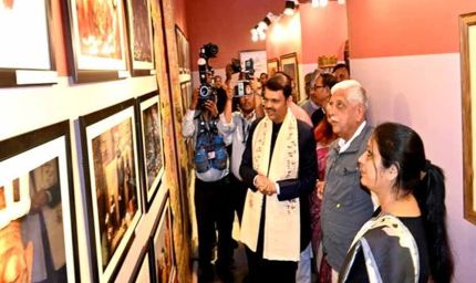 महाराष्ट्र के मुख्यमंत्री  फडणवीस ने रामायण से संबंधित प्रदर्शनी का किया लोकार्पण