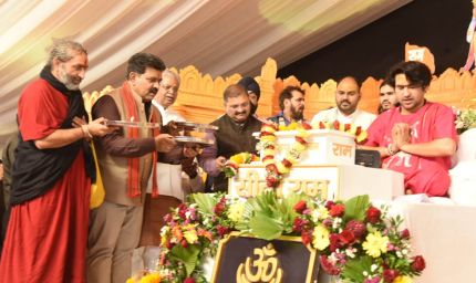 रायपुर : हनुमंत कथा के चौथे दिवस उप मुख्यमंत्री विजय शर्मा हुए शामिल, पं. धीरेंद्र शास्त्री से लिया आशीर्वाद