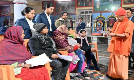 प्रचंड ठंड में भी जारी रहा सीएम योगी का जनसेवा अनुष्ठान