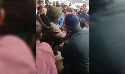 सड़क पर पुलिसकर्मी की पत्नी का हाईवोल्टेज ड्रामा, पति को दूसरी महिला संग देख भड़की… बीच सड़क हुई मारपीट