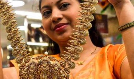 सोने-चांदी के दामों में नरमी, ऊपरी स्तर से लगातार दूसरे दिन गिरावट