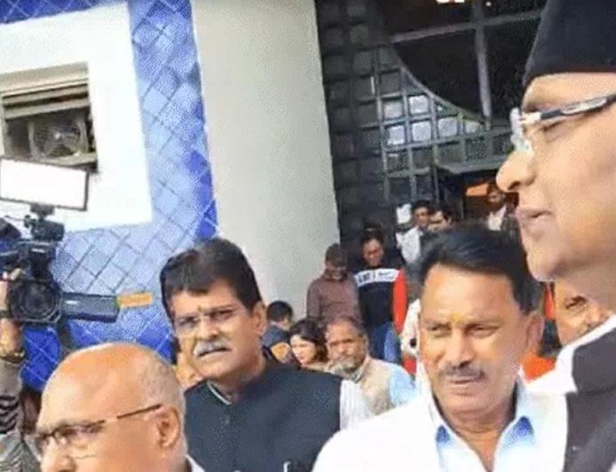 विधानसभा में मंत्री कंसाना बेहोश, अस्पताल में कराया भर्ती; कांग्रेस विधायक लेकर आए खराब फसलों की तख्तियां