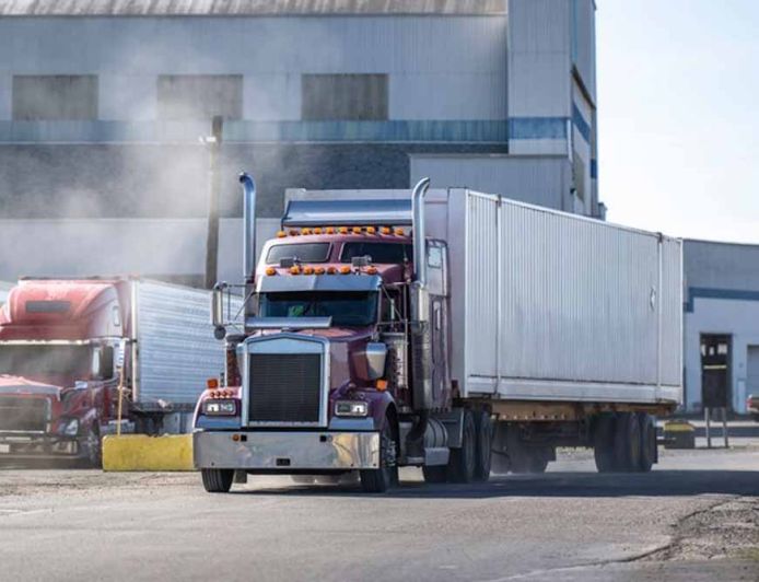 अमेरिका में 1.5 लाख पंजाबी ट्रकर्स पर फेडरल शिकंजा, 44% ड्राइविंग स्कूल नियमों में नाकाम