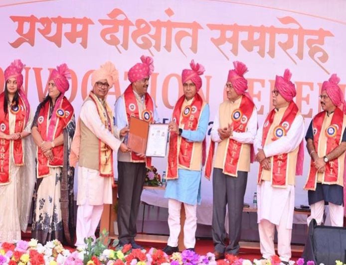 रायपुर : दीक्षांत समारोह केवल डिग्री प्राप्ति का अवसर नहीं, बल्कि जीवन में नई जिम्मेदारियों के निर्वहन की शुरुआत है -उच्च शिक्षा मंत्री टंक राम वर्मा