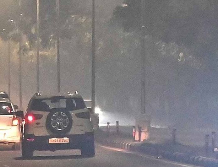 दम घोंटती दिल्ली: साल की सबसे जहरीली हवा, AQI 430 पार, राहत की उम्मीद धुंधली