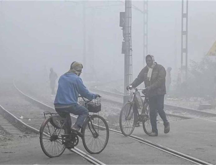 कड़ाके की ठंड का कहर, घने कोहरे में ठहरी जनजीवन की रफ्तार