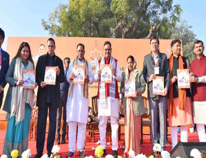 मुख्यमंत्री भजनलाल शर्मा ने पिंजरापोल गौशाला में की गोसेवा, रक्तदान शिविर का लिया जायजा