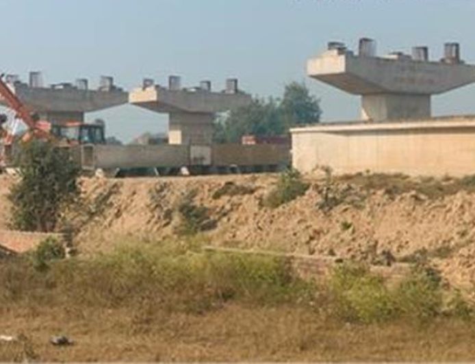 लोगों की परेशानी और बढ़ी, इस फ्लाईओवर का काम अचानक ठप