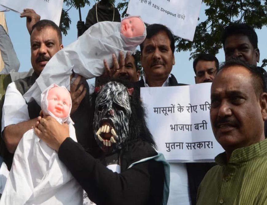 मध्य प्रदेश विधानसभा शीतकालीन सत्र शुरू, कांग्रेस विधायकों ने कफ सिरप मौतों के विरोध में बच्चों के पुतले और ‘पूतना’ के साथ किया प्रदर्शन