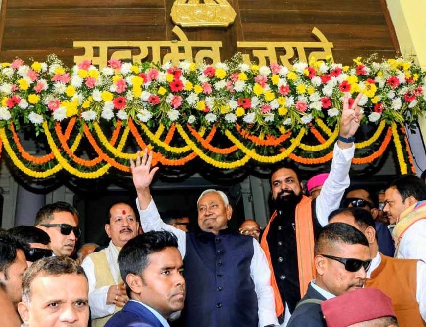 बिहार विधानसभा: सत्र के पहले दिन तेजस्वी ने सम्राट से मिलाया हाथ, विजय सिन्हा ने छुए सीएम के पैर