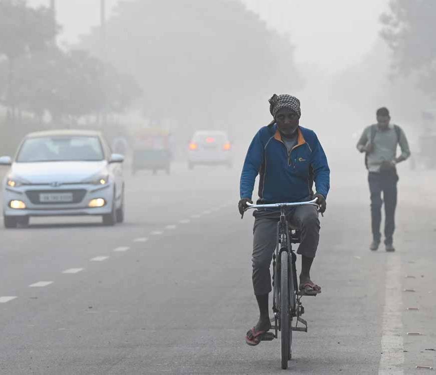 दिल्ली की हवा में राहत! 24 दिन बाद 'बेहद खराब' श्रेणी से बाहर, तापमान गिरकर 5.7° तक पहुंचा