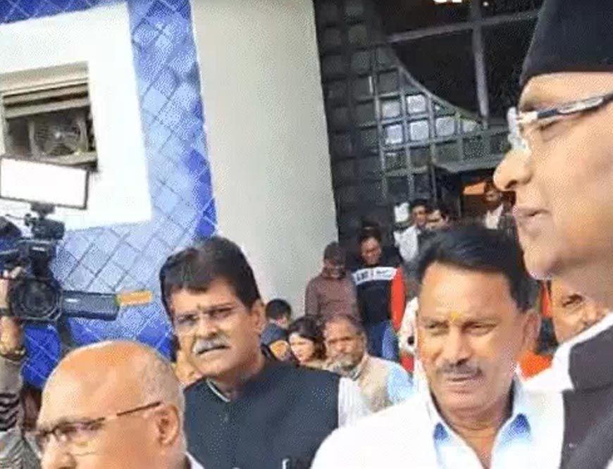 विधानसभा में मंत्री कंसाना बेहोश, अस्पताल में कराया भर्ती; कांग्रेस विधायक लेकर आए खराब फसलों की तख्तियां