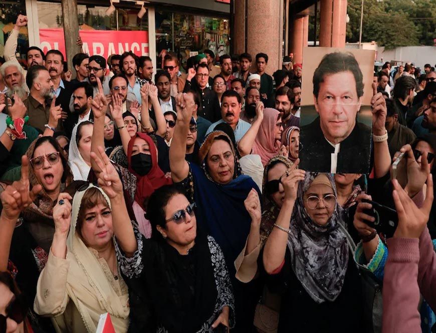 इमरान खान से मिलने को उनकी बहन को मिली अनुमति, जेल के बाहर PTI समर्थकों का प्रदर्शन