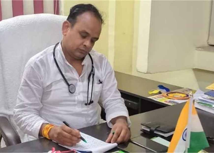 एक्शन में स्वास्थ्य मंत्री: OPD में बैठकर खुद किया मरीजों का इलाज