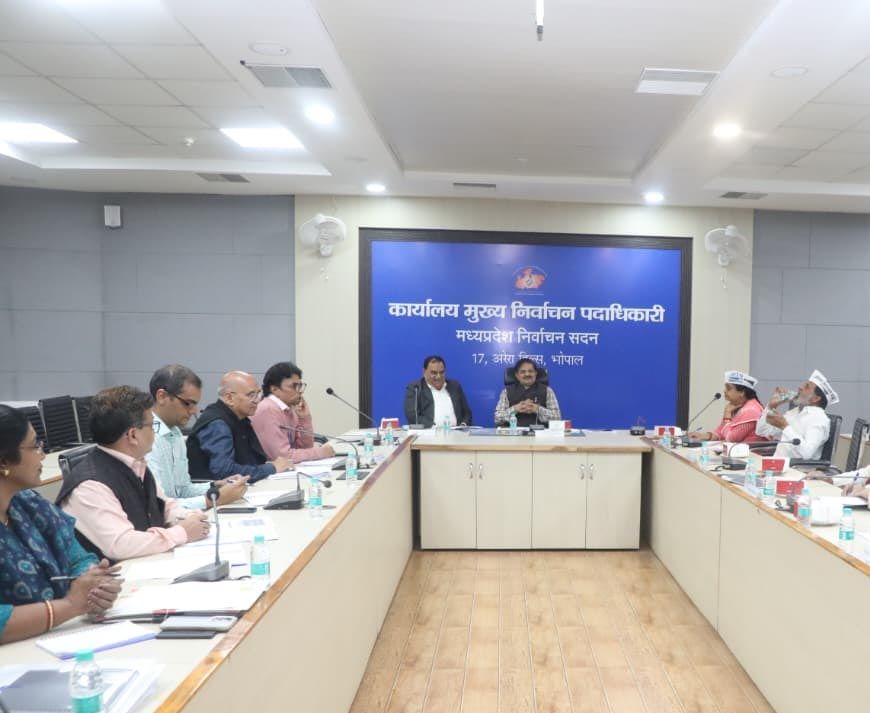 मुख्य निर्वाचन पदाधिकारी मप्र ने मान्यता प्राप्त राष्ट्रीय राजनीतिक दलों के प्रतिनिधियों के साथ की बैठक