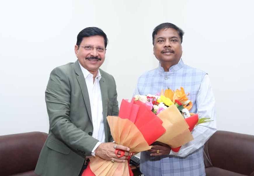 वन मंत्री कश्यप से एसईसीएल के सीएमडी ने की सौजन्य भेंट