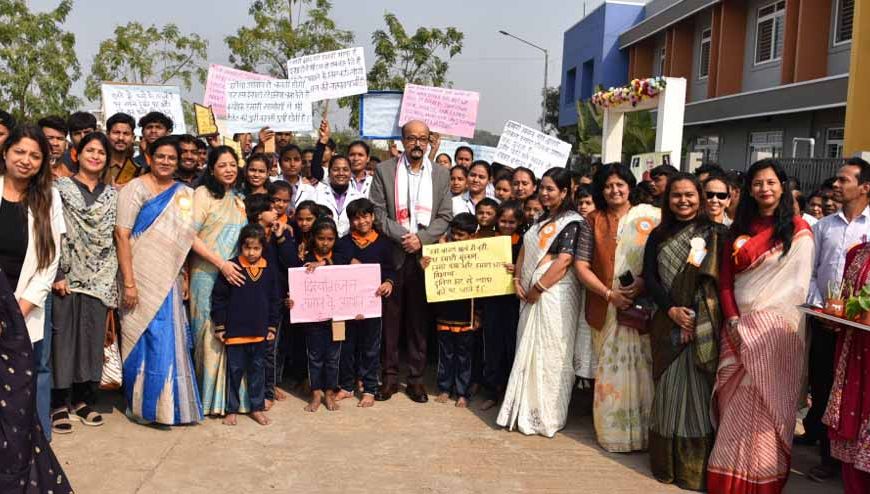 दिव्यांगजनों के लिए संवेदनशील बने समाज: राज्यपाल डेका
