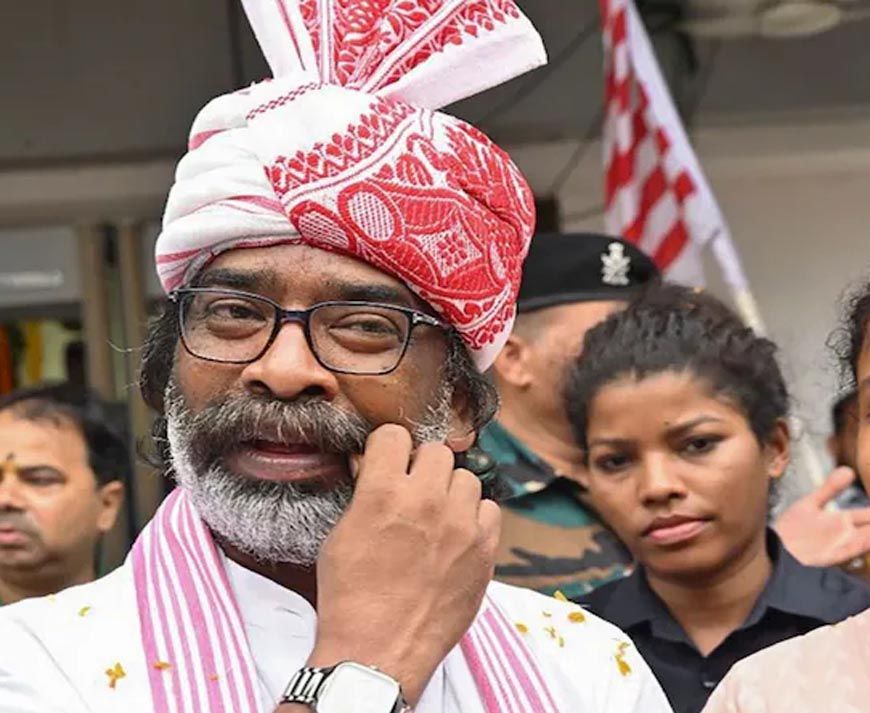 झारखंड की राजनीति में हलचल: पोस्टर हटे, साथी गायब और हेमंत सोरेन दिल्ली रवाना—कुछ तो बड़ा पक रहा है!