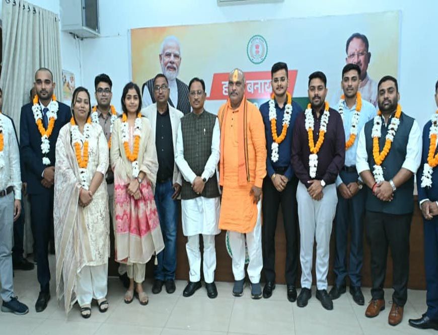 रायपुर : मुख्यमंत्री  विष्णु देव साय से छत्तीसगढ़ लोक सेवा आयोग 2024 के टॉप 10 अभ्यर्थियों ने की सौजन्य भेंट