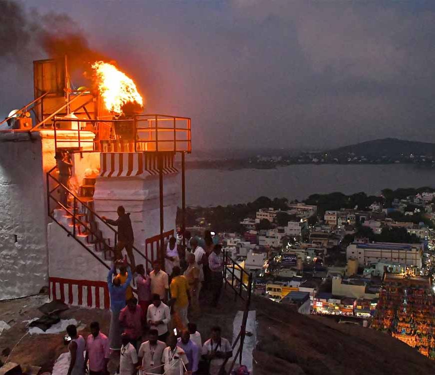 HC सख्त: आदेश के बाद भी मंदिर में दीपक नहीं जला—दरगाह विवाद ने पकड़ी तूल