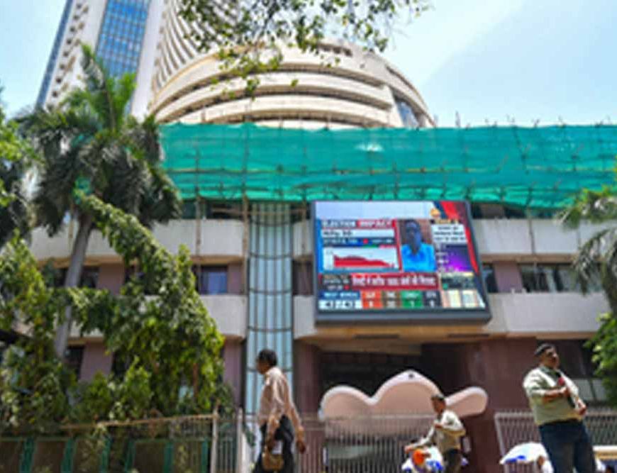 मार्केट में वापसी की चमक: सेंसेक्स–निफ्टी हरे निशान में, निफ्टी ने छुआ 26,000 का नया स्तर