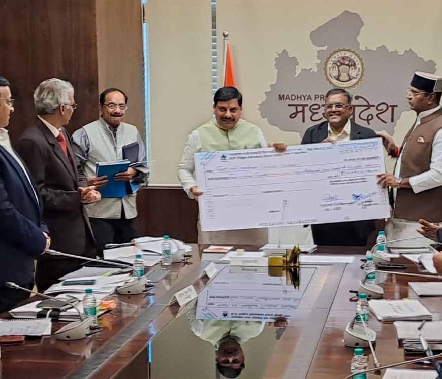 अपेक्स बैंक ने मुख्यमंत्री को सौंपा 4.27 करोड़ का लाभांश, सहकारिता विभाग की समीक्षा बैठक में हुआ हस्तांतरण