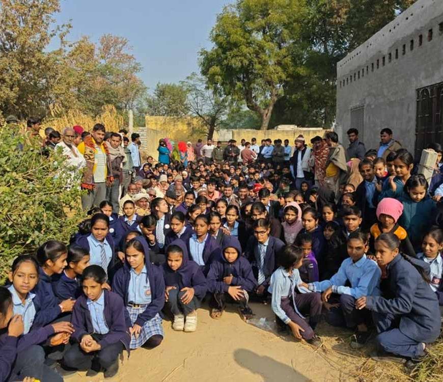 चरखी दादरी: डूडीवाला किशनपुरा के ग्रामीणों ने स्कूल पर जड़ा ताला, प्रशासन पर लगाए गंभीर आरोप