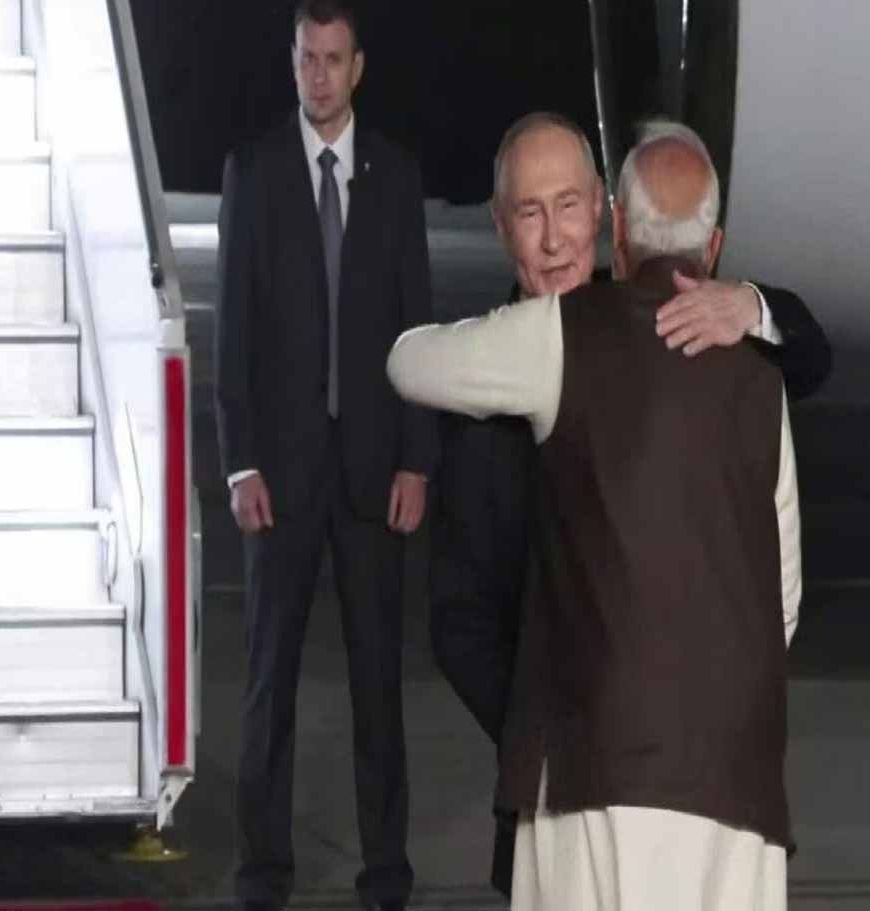 हाथ मिलाया, गले लगाया: मोदी ने गर्मजोशी से किया पुतिन का स्वागत, एक ही कार में हुए रवाना