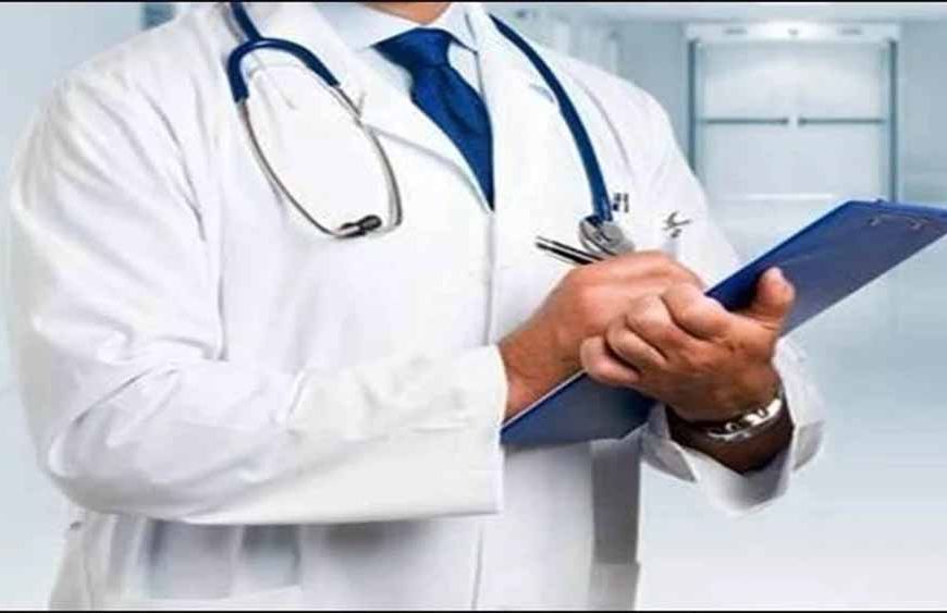 इंदौर में सरकारी डॉक्टरों की मनमानी: निजी अस्पताल भेजने पर एक निलंबित, एक की 15 दिन की सैलरी कटी