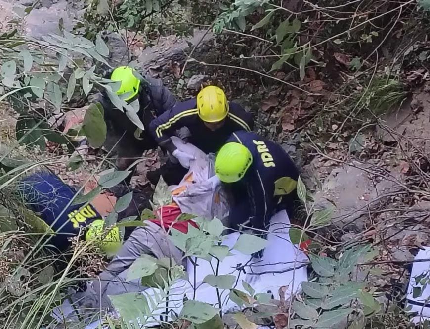 उत्तराखंड में शादी से लौट रहे परिवार की गाड़ी खाई में गिरी, 5 बारातियों की दर्दनाक मौत