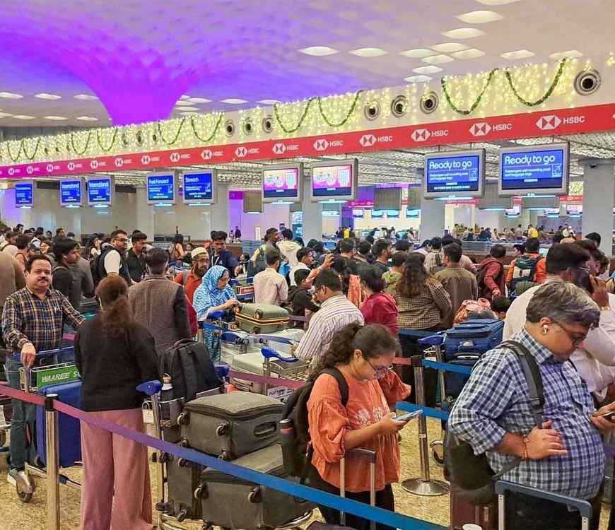 दिल्ली एयरपोर्ट से हवाई यातायात ठप: इंडिगो ने एक ही दिन में रद्द कीं 550 उड़ानें, यात्रियों में हड़कंप