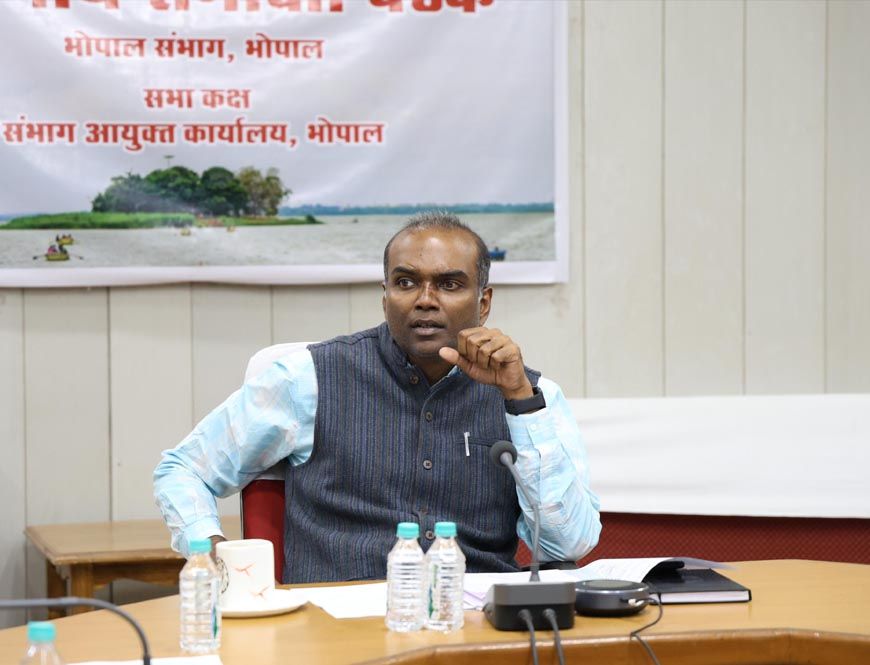 संभाग के सभी जिलों में 15 दिवस में सभी वाहनों का पीयूसी सर्टिफिकेशन करवाएं - संभागायुक्त  सिंह