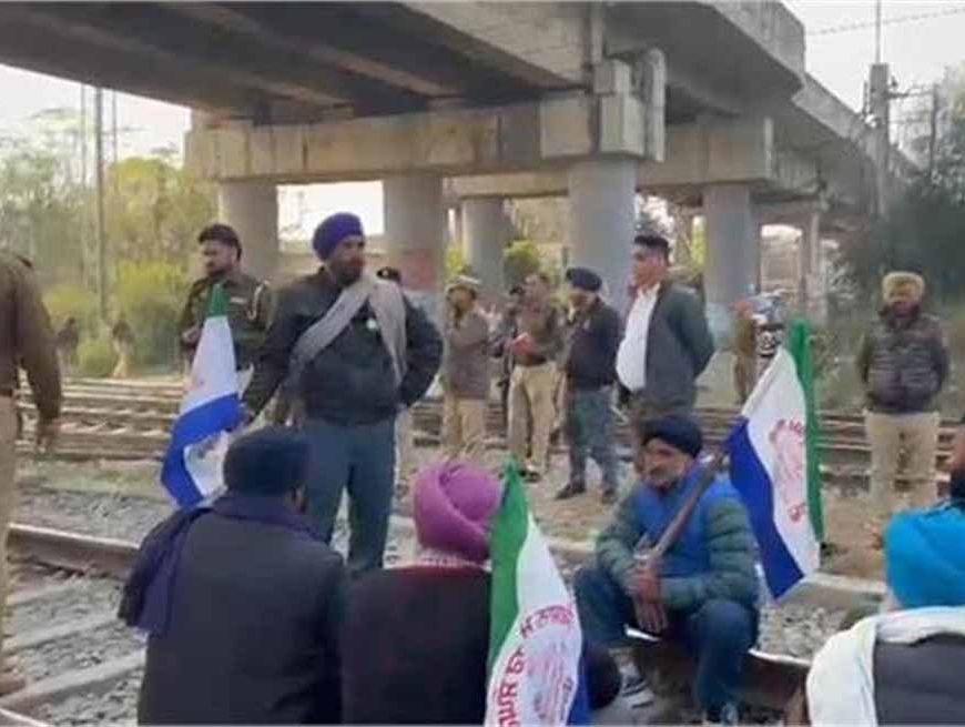 रेलवे ट्रैक पर उतरे किसान, पुलिस ने मौके से लिया हिरासत में