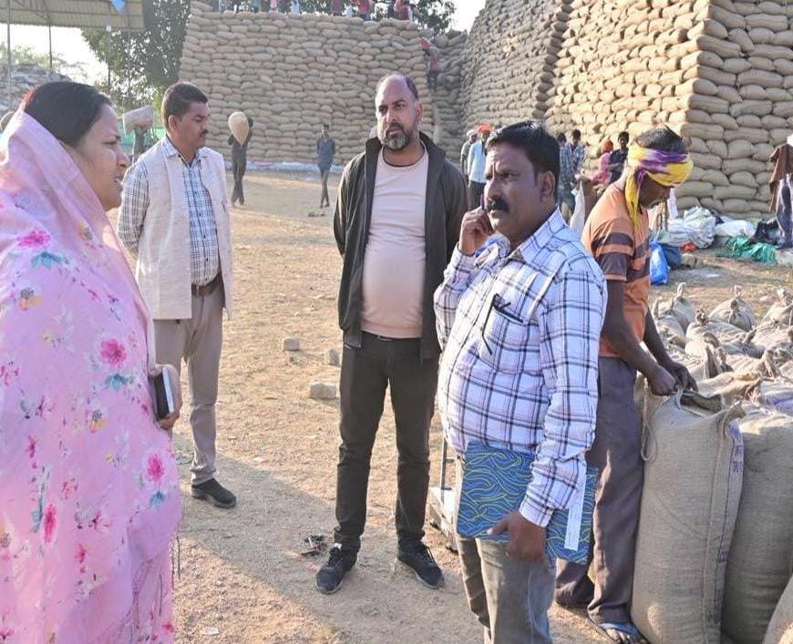 रायपुर : मंत्री श्रीमती लक्ष्मी राजवाड़े ने भटगांव विधानसभा के धान खरीदी केंद्रों का किया निरीक्षण