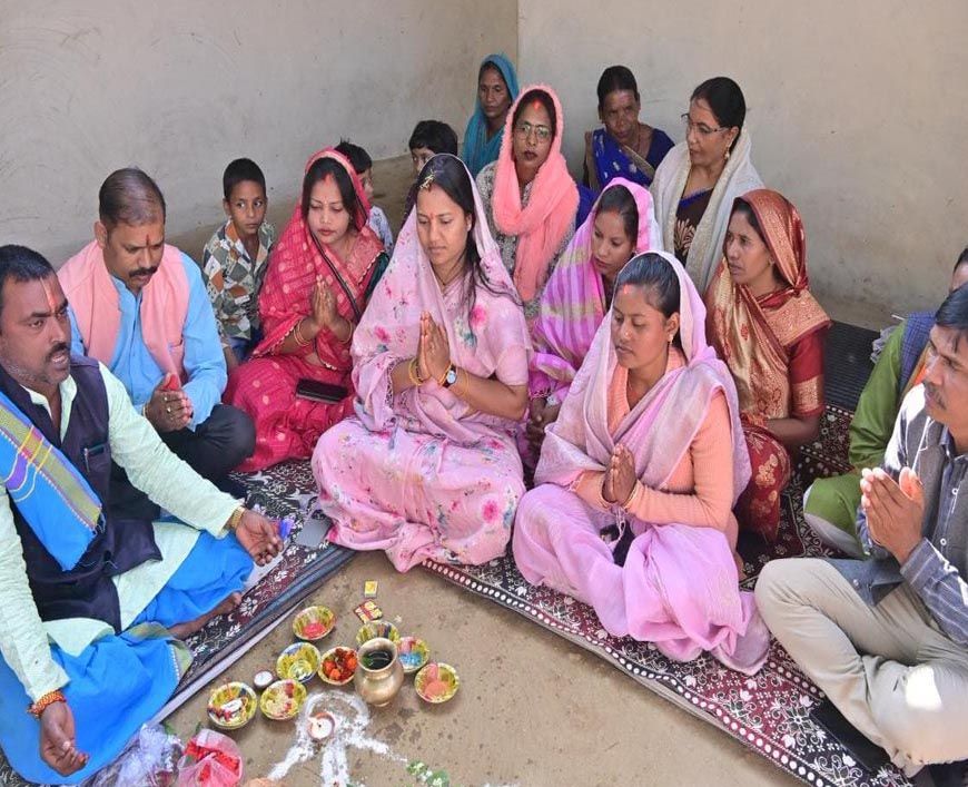 रायपुर : सुगम आवागमन की दिशा में बड़ा कदम: मंत्री श्रीमती लक्ष्मी राजवाड़े ने मुख्यमंत्री ग्राम गौरव पथ योजना के तहत किया सड़क निर्माण कार्यों का भूमिपूजन