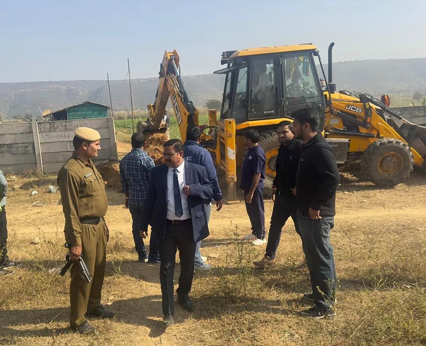 सीएम मोहन यादव का बुलडोजर: मध्य प्रदेश में 250 बीघा सरकारी जमीन से अवैध कब्जा हटाया
