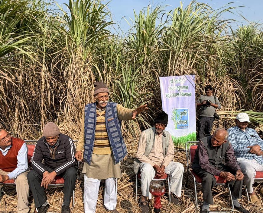 खेतों में लगाई चौपाल, योगी सरकार के कारण किसानों के जीवन में हुई उन्नति पर की गई चर्चा
