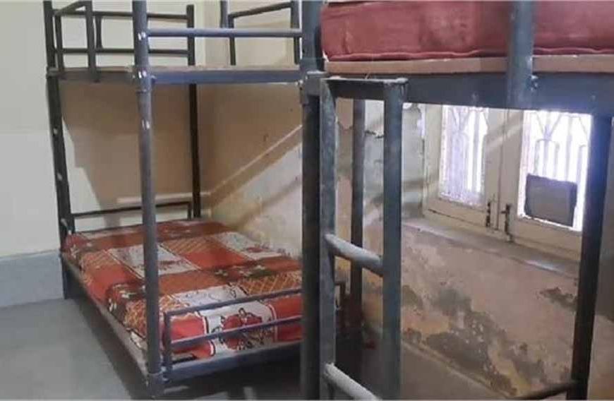 कड़ाके की ठंड में बेसहारा व्यवस्था की पोल, बावल का रेन बसेरा बदहाल हालात में कैद