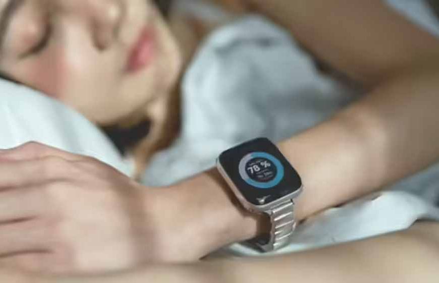 सोते समय स्मार्टवॉच पहनना: फायदे या नुकसान? जानें असलियत