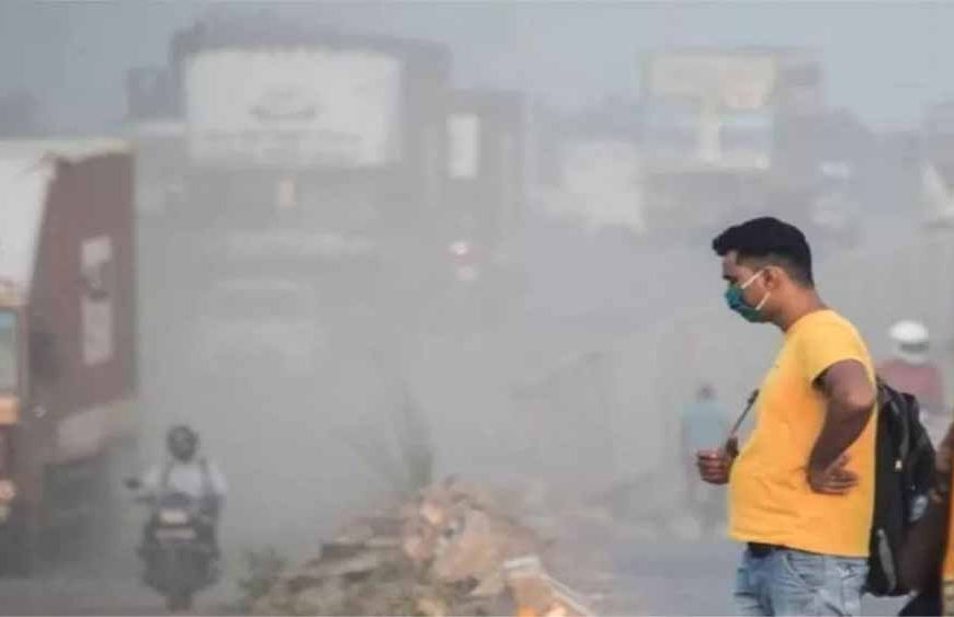 दिल्ली में स्मॉग और सर्दी की दोहरी मार! AQI 330 के पार, हालात बिगड़े