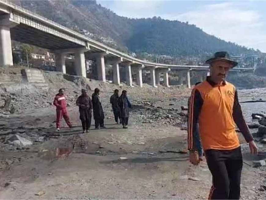 चिनाब में तूफानी उफान से हड़कंप, बढ़ा जलस्तर, प्रशासन अलर्ट मोड पर