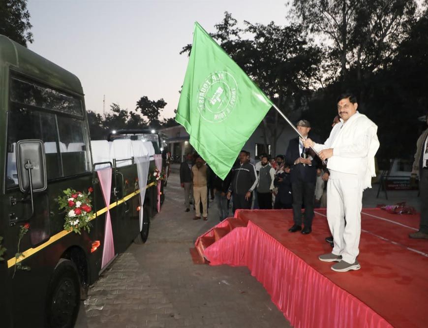 मुख्यमंत्री डॉ. यादव ने पन्ना नेशनल पार्क में 10 नई कैंटर बसों को दिखाई हरी झंडी