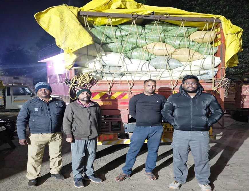 रायपुर : बलरामपुर जिला प्रशासन की सतर्कता से 400 बोरी अवैध धान से भरा ट्रक जब्त
