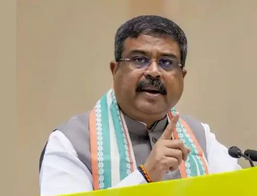₹500 गुलदस्ता 20 सेकंड के लिए, इतना पैसा 2 KG सेब लेने में लगेगा” — धर्मेंद्र प्रधान का तीखा सुझाव