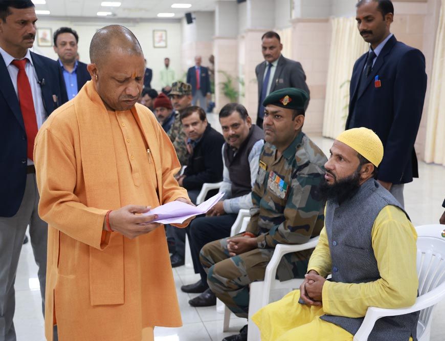 मुख्यमंत्री योगी आदित्यनाथ ने ‘जनता दर्शन’ में आये नागरिकों से की मुलाक़ात