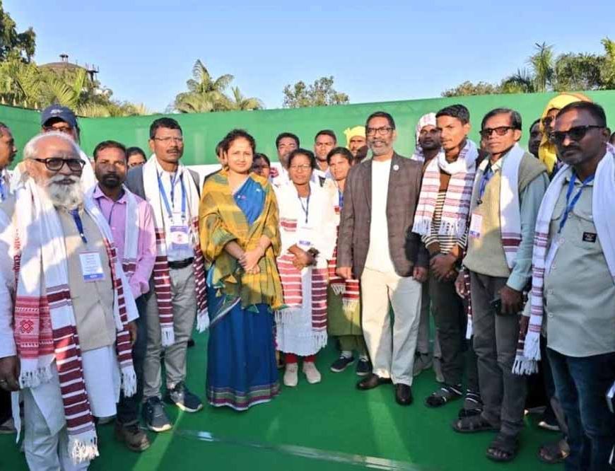 सीएम हेमंत सोरेन से मिले आदिवासी प्रतिनिधि, विकास और अधिकारों पर हुई अहम चर्चा