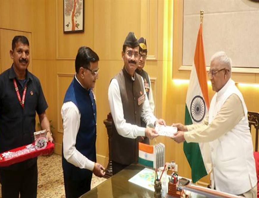 राज्यपाल  पटेल को सशस्त्र सेना झंडा दिवस पर लगाया गया ध्वज, लोकभवन में मना सशस्त्र झंडा दिवस