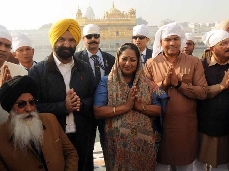 दिल्ली की मुख्यमंत्री ने स्वर्ण मंदिर में टेका माथा, मंत्रियों संग की विशेष अरदास