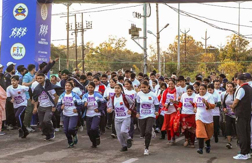 जम्मू-कश्मीर के पुंछ में नियंत्रण रेखा के पास आयोजित मैराथन में सैकड़ों लोगों ने भाग लिया